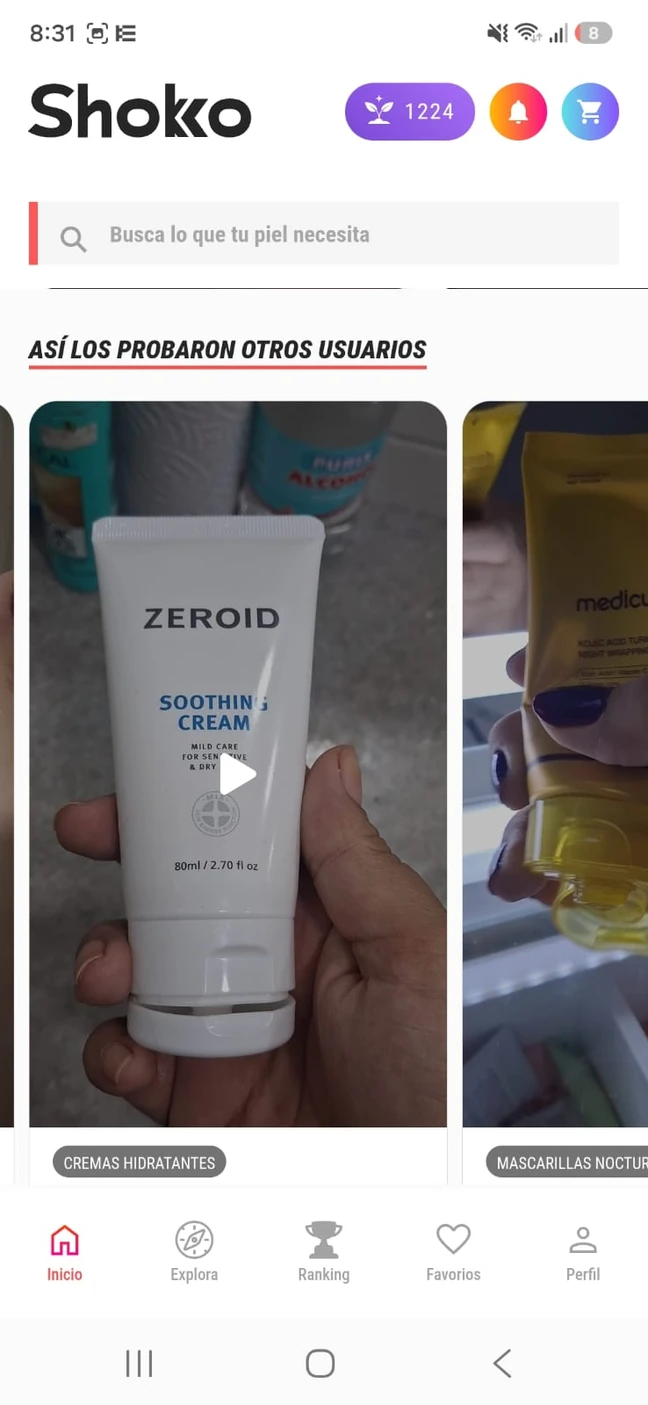 Experiencias compartidas en Shokko: una persona muestra una crema Zeroid y otra comparte su mascarilla Medicube